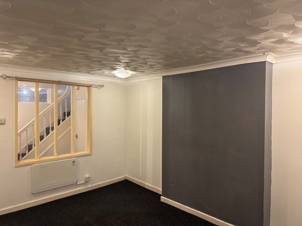 Lot: 115 - SPLIT LEVEL FLAT FOR INVESTMENT OR OCCUPATION - The Living Room